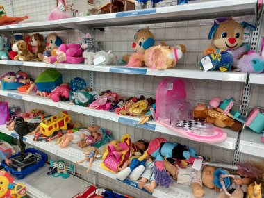 Toronto, On, Kanada - 27 Kasım 2024: Value Village ikinci el mağazasındaki oyuncak bölümüne bakın