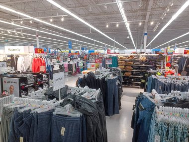 Toronto, On, Kanada - 30 Kasım 2024: Walmart süpermarketindeki malzeme bölümüne bakın.