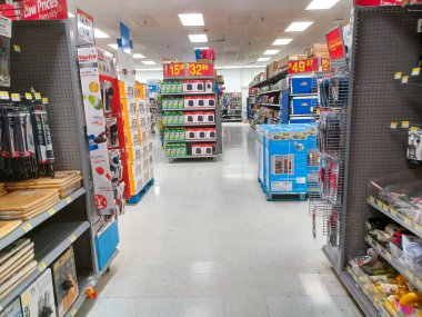 Toronto, On, Kanada - 30 Kasım 2024: Walmart süpermarketindeki malzeme bölümüne bakın.