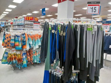 Toronto, On, Kanada - 30 Kasım 2024: Walmart süpermarketindeki malzeme bölümüne bakın.