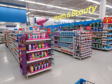 Toronto, On, Kanada - 30 Kasım 2024: Walmart süpermarketindeki malzeme bölümüne bakın.