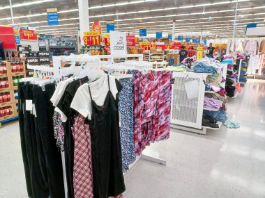 Toronto, On, Kanada - 30 Kasım 2024: Walmart süpermarketindeki malzeme bölümüne bakın.