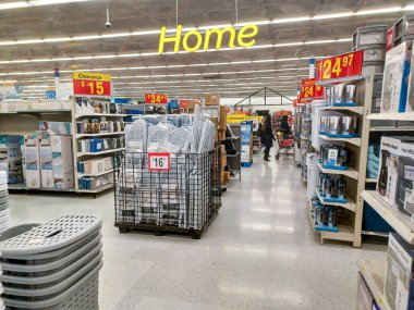 Toronto, On, Kanada - 30 Kasım 2024: Walmart süpermarketindeki malzeme bölümüne bakın.