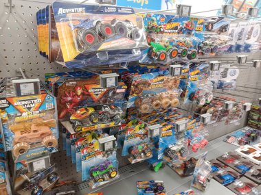 Toronto, On, Kanada - 4 Kasım 2024: Walmart süpermarketindeki oyuncaklarla raflara bakın.