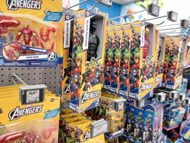 Toronto, On, Kanada - 4 Kasım 2024: Walmart süpermarketindeki oyuncaklarla raflara bakın.