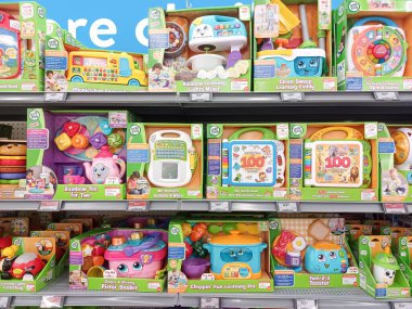 Toronto, On, Kanada - 4 Kasım 2024: Walmart süpermarketindeki oyuncaklarla raflara bakın.