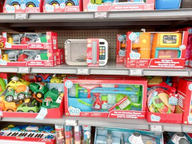 Toronto, On, Kanada - 4 Kasım 2024: Walmart süpermarketindeki oyuncaklarla raflara bakın.