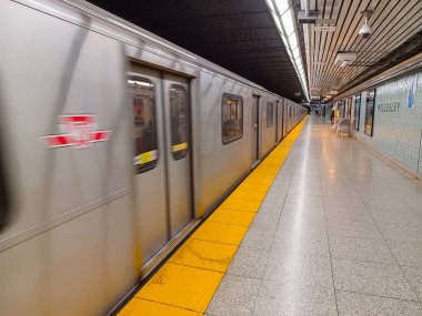 Toronto, ON, Kanada - 27 Temmuz 2024: İçerideki Wellesley metro istasyonunda görüntüle