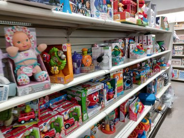 Toronto, On, Kanada - 11 Aralık 2024: Kazananlar perakende mağazasının raflarına bakın.