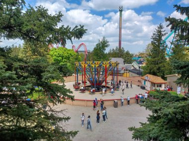 Toronto, ON, Kanada 2 Temmuz 2024: Güneşli bir günde Harikalar Diyarı Lunaparkındaki atlıkarıncayı görmek.