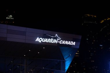 Toronto, ON, Kanada 6 Temmuz 2024 Toronto Ripley 'in Toronto şehir merkezindeki girişin üstündeki halk akvaryumu tabelası.