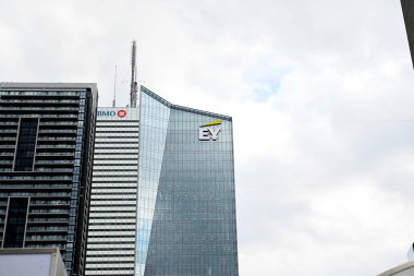 Toronto, ON, Kanada 27 Temmuz 2024: EY Tower Toronto şehir merkezinde. Ernst ve Young çok uluslu bir muhasebe şirketi...