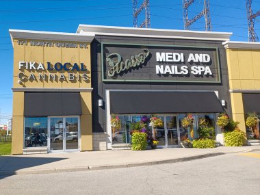 Toronto, ON, Kanada 17 Nisan 2024: Canabis mağazasındaki açık hava manzarası.