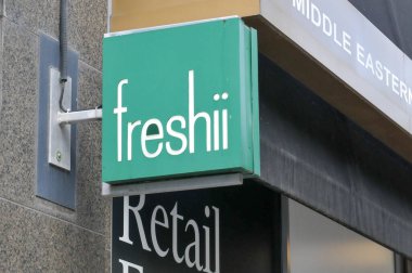 Toronto, ON, Kanada 30 Ağustos 2024: Duvardaki Freshii komik logosuna bakın.