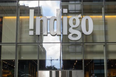 Toronto, ON, Kanada - 12 Ağustos 2024: Toronto 'daki Indigo kitapçısının tabelasına bakın.