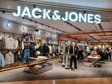 Toronto, ON, Kanada - 7 Ağustos 2024: Toronto 'daki Jack ve Jones şirketine bakın.