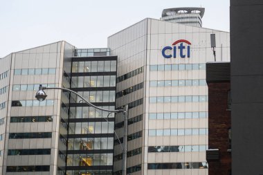 Toronto, ON, Kanada - 15 Mart 2025: Modern cam ofis binasının dış tarafında bir Citi logosu sergilenmektedir. Yansıtıcı cephe çevredeki şehri yakalıyor. İşaret mavi ve kırmızı renkte..