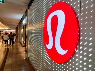 Toronto, ON, Kanada - 3 Haziran 2024: Lululemon mağaza tabelasına bakın. Lululemon Athletica Inc, Kanadalı çok uluslu atletik giyim perakendecisi..