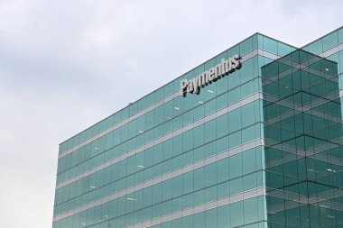 Toronto, ON, Kanada 30 Ağustos 2024: Duvardaki Freshii komik logosuna bakın.
