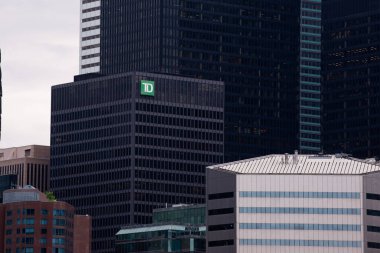 Toronto, ON, Kanada 23 Ağustos 2023 Toronto Dominion Bankası 'nın Toronto' daki binadaki tabelasında 