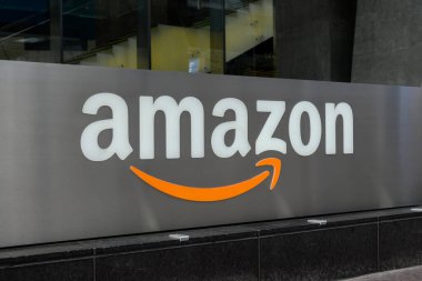 Toronto, ON, Kanada 1 Ağustos 2024: Toronto şehir merkezindeki Amazon mağazası tabelasında..