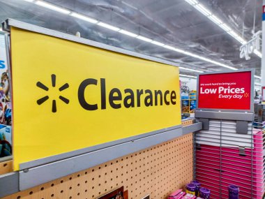 Toronto, ON, Kanada 1 Mayıs 2024: Mağazanın raflarındaki satış ve tasfiye tabelasına bakın.