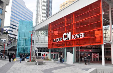 Toronto, ON, Kanada 30 Temmuz 2024: CN Kulesi girişi ve CN Kulesi Toronto, Kanada 'da İngilizce ve Fransızca işaret dili..