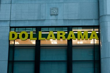 Toronto, ON, Kanada 18 Ekim 2023: Binada Dollarama mağazası tabelası var. Dollarama Inc., Kanada 'da satılan bir mağaza zinciri..