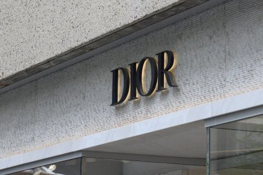 Toronto, ON, Kanada 30 Temmuz 2024: Toronto 'daki Dior mağaza tabelasında.