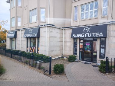 Toronto, ON, Kanada - 5 Ekim 2024: Kung Fu Tea şirketinin tabelasına bakın