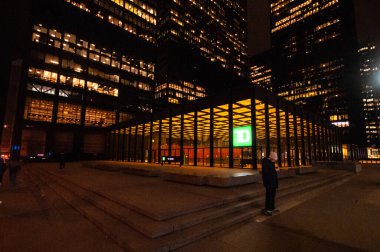 Toronto, ON, Kanada 17 Nisan 2024: Kenevir dükkanındaki açık hava manzarası.