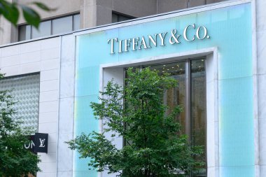 Toronto, ON, Kanada - 20 Temmuz 2024: Tiffany and Co. alışveriş merkezindeki tabela.
