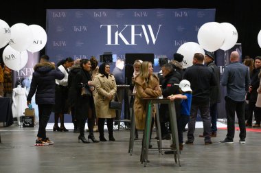 Toronto, ON, Kanada - 7 Aralık 2024: TKFW - Toronto Çocuk Moda Haftası tabelası.