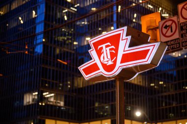 Toronto, ON, Kanada 24 Şubat 2024: Toronto Ulaşım Komisyonu 'nun Toronto şehir merkezindeki taşımacılık şirketinin işareti.
