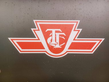 Toronto, ON, Kanada - 26 Nisan 2025: İçerideki Wellesley metro istasyonuna bakın