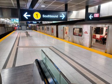 Toronto, ON, Kanada - 24 Nisan 2025: Vaughan Metropolitan Centre metro istasyonunda görüntülendi