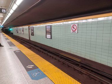 Toronto, ON, Kanada - 24 Nisan 2025: İçerideki St. George metro istasyonuna bakın