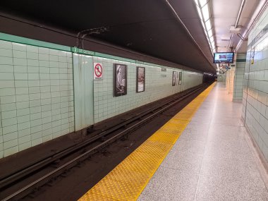 Toronto, ON, Kanada - 24 Nisan 2025: İçerideki St. George metro istasyonuna bakın