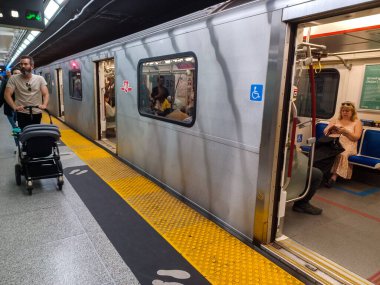 Toronto, ON, Kanada - 24 Nisan 2025: İçerideki St. George metro istasyonuna bakın
