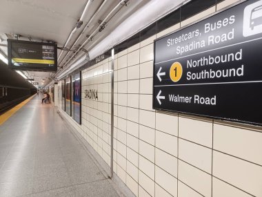Toronto, ON, Kanada - 26 Nisan 2025: İçerideki Spadina metro istasyonuna bakın