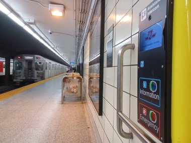 Toronto, ON, Kanada - 26 Nisan 2025: İçerideki Spadina metro istasyonuna bakın