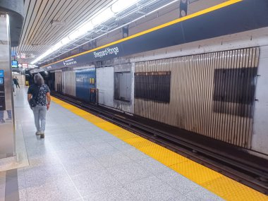 Toronto, ON, Kanada - 27 Nisan 2025: İçerideki Sheppard-Younge metro istasyonuna bakın