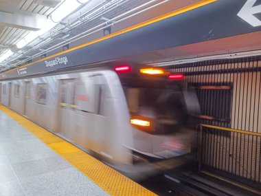 Toronto, ON, Kanada - 27 Nisan 2025: İçerideki Sheppard-Younge metro istasyonuna bakın