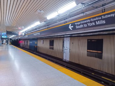 Toronto, ON, Kanada - 27 Nisan 2025: İçerideki Sheppard-Younge metro istasyonuna bakın