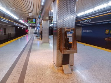 Toronto, ON, Kanada - 27 Nisan 2025: İçerideki Sheppard-Younge metro istasyonuna bakın