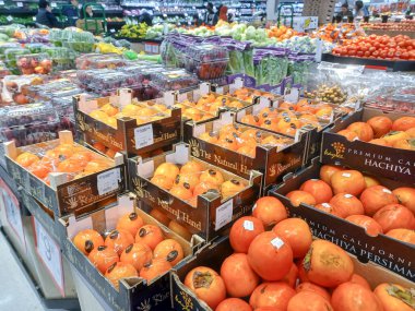 Toronto, ON, Kanada - 27 Nisan 2025: Walmart süpermarketindeki üretim departmanına bakın.