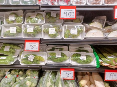 Toronto, ON, Kanada - 27 Nisan 2025: Walmart süpermarketindeki üretim departmanına bakın.