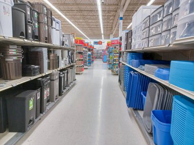 Toronto, ON, Kanada - 27 Nisan 2025: Walmart süpermarketinin malzeme bölümüne bakın.