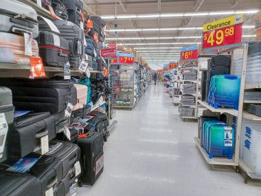 Toronto, ON, Kanada - 27 Nisan 2025: Walmart süpermarketinin malzeme bölümüne bakın.