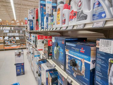 Toronto, ON, Kanada - 27 Nisan 2025: Walmart süpermarketinin malzeme bölümüne bakın.